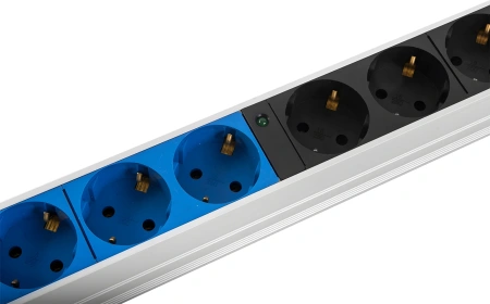Блок распределения питания Rem IP20 R-32-8S-I-440-K гор.размещ. 8xSchuko базовые 32A клеммная колодка