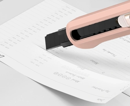 Нож канцелярский Deli ENS063 PINK ENS063 Nusign шир.лез.9мм выдвижное лезвие фиксатор усиленный сталь розовый