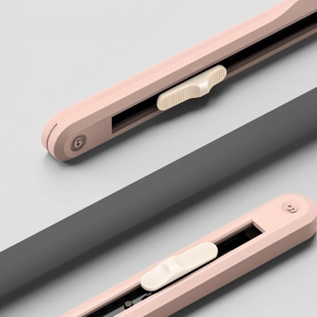 Нож канцелярский Deli ENS063 PINK ENS063 Nusign шир.лез.9мм выдвижное лезвие фиксатор усиленный сталь розовый