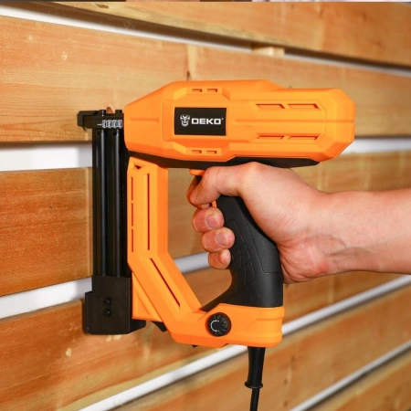 Степлер электрический Deko DKES100 скобы тип 18Ga: 15-25мм гвозди тип 300: 15-32мм