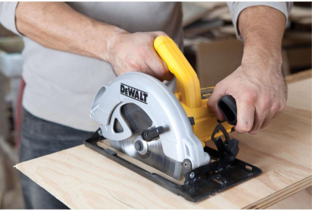 Циркулярная пила (дисковая) DeWalt DWE560-QS 1350Вт (ручная) D диска.:184мм