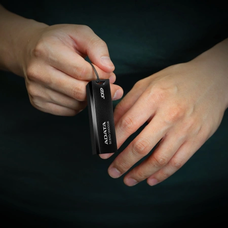 Накопитель SSD A-Data USB 3.1 2TB SC610-2000G-CBK/RD SC610 1.8" черный