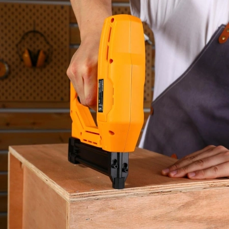 Степлер электрический Deko DKES100 скобы тип 18Ga: 15-25мм гвозди тип 300: 15-32мм