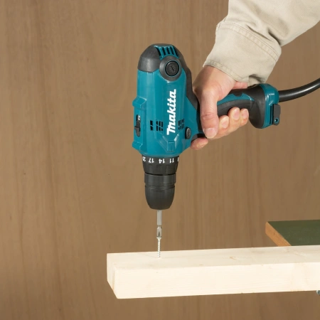 Дрель безударная Makita DF0300 320Вт патрон:быстрозажимной реверс