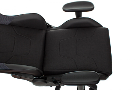 Кресло игровое Zombie Thunder 1 черный/карбон ткань/эко.кожа с подголов. крестов. пластик