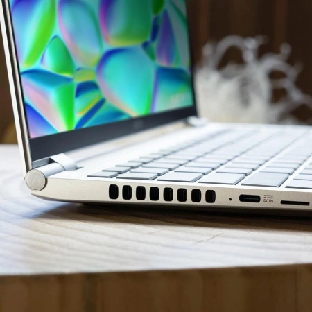 Ноутбук Gigabyte Aero 14 i7 13700H/16Gb/SSD1Tb/RTX4050 6Gb/14"/OLED/QHD+/noOS/silver