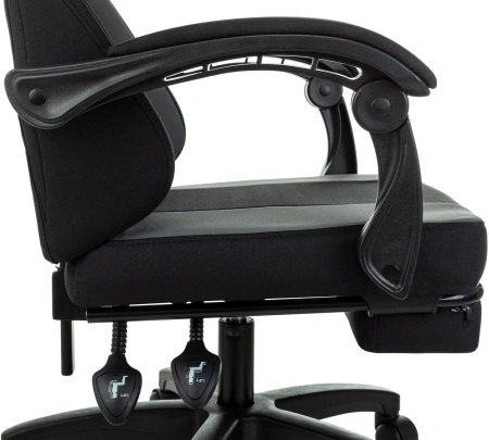 Кресло игровое Zombie Weaver черный/серый с подголов. крестов. пластик подст.для ног пластик черный