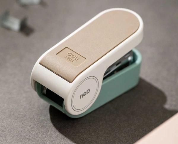 Степлер мини Deli EK203-GR EK203 24/6 26/6 (15листов) встроенный антистеплер зеленый 15скоб металл/п