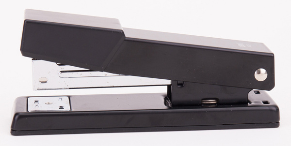 Степлер Deli E0423 Essential 26/6 23/6 (25листов) встроенный антистеплер черный 100скоб металл