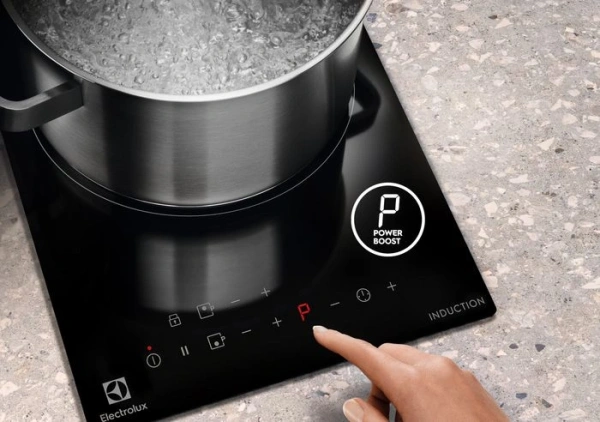 Индукционная варочная поверхность Electrolux LIT30230C черный