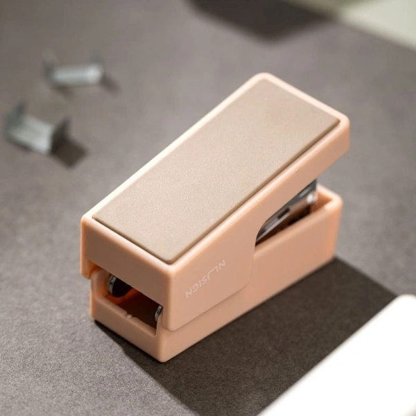 Степлер мини Deli ENS083PINK ENS083 Linfini N10 24/6 (15листов) розовый 15скоб металл/пластик блисте