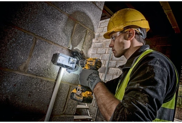 Дрель-шуруповерт DeWalt DCD796D2-QW аккум. патрон:быстрозажимной (кейс в комплекте)