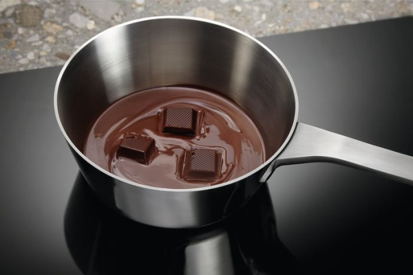 Индукционная варочная поверхность Electrolux LIT30231C черный