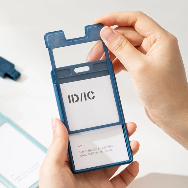 Бейдж Deli EF407 105х62мм вертик. зажим пластиковый ассорти шнур