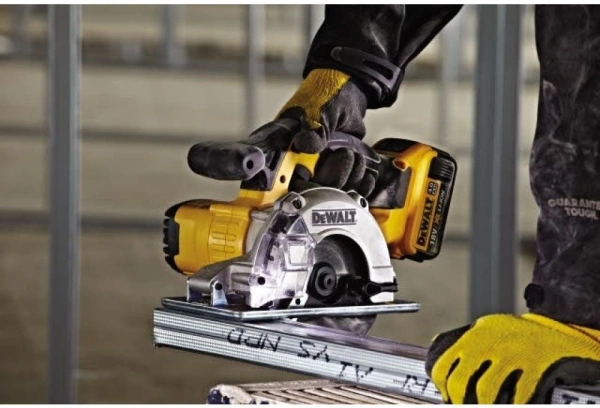 Циркулярная пила (дисковая) DeWalt DCS373N 460Вт (ручная) D диска.:140мм
