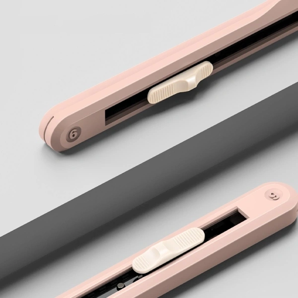 Нож канцелярский Deli ENS063 PINK ENS063 Nusign шир.лез.9мм выдвижное лезвие фиксатор усиленный сталь розовый