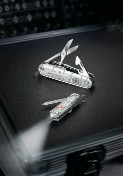 Нож перочинный Victorinox Huntsman (1.3713.T7) 91мм 15функц. серебристый полупрозрачный карт.коробка