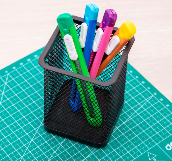 Нож канцелярский Deli E2054 шир.лез.9мм фиксатор ассорти