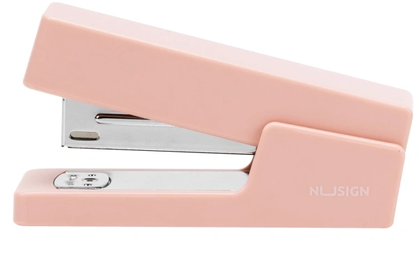 Степлер Deli ENS084 Nusign 24/6 26/6 (20листов) розовый 100скоб коробка