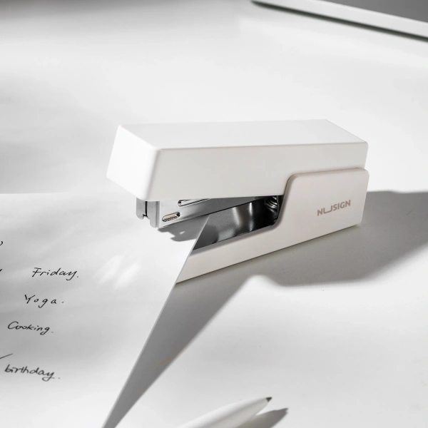 Степлер Deli ENS084 Nusign 24/6 26/6 (20листов) белый 100скоб коробка