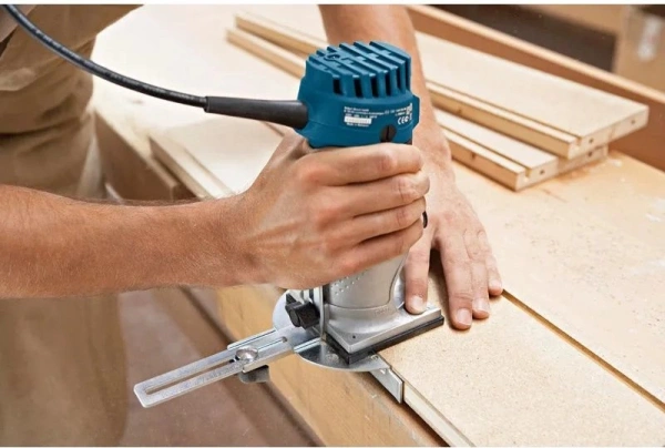 Фрезер Bosch GKF 600 600Вт 33000об/мин макс.ход:38мм