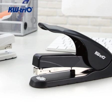 Степлер настольный Kw-Trio 5818 Soft-Touch 24/6 24/8 26/6 26/8 (40листов) снижение усилия серый/черный 210скоб