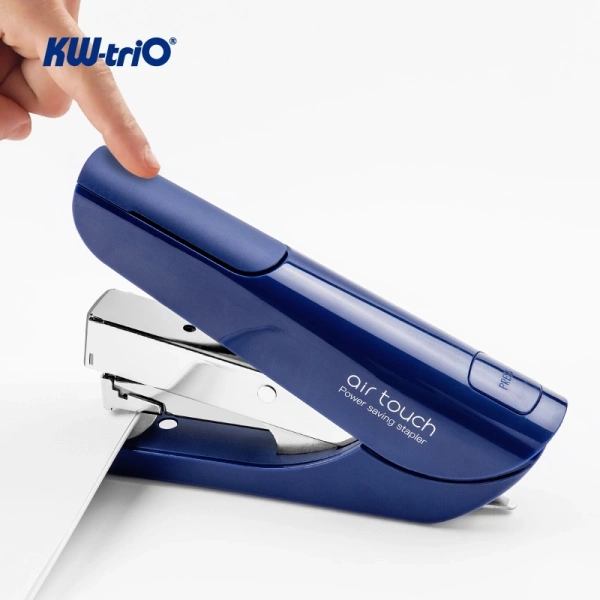 Степлер Kw-Trio 0556A-BLU Half strip Air touch 24/6 24/8 26/6 26/8 (40листов) синий 100скоб пластик коробка