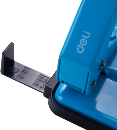 Дырокол Deli E0138 макс.:35лист. металл ассорти отв.:2 с линейкой