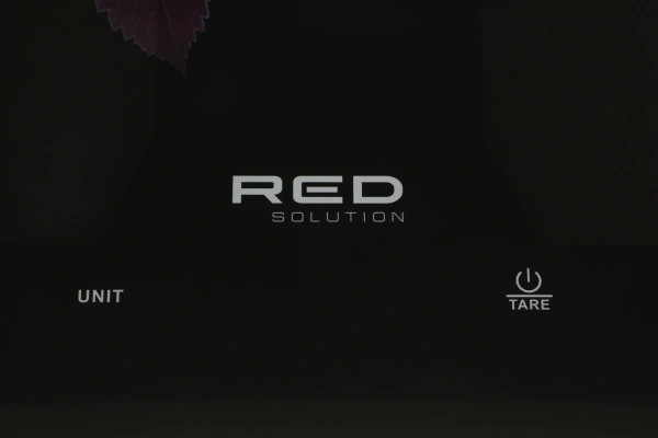 Весы кухонные электронные Red Solution S728 макс.вес:10кг черный/НейроМалина