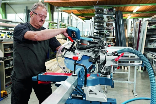 Торцовочная пила Bosch GCM 12 SDE 1800Вт 4300об/мин d=305мм