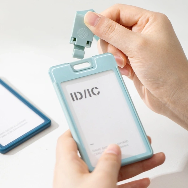 Бейдж Deli EF407 105х62мм вертик. зажим пластиковый ассорти шнур