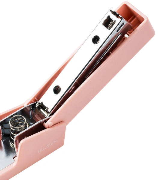 Степлер Deli ENS084 Nusign 24/6 26/6 (20листов) розовый 100скоб коробка