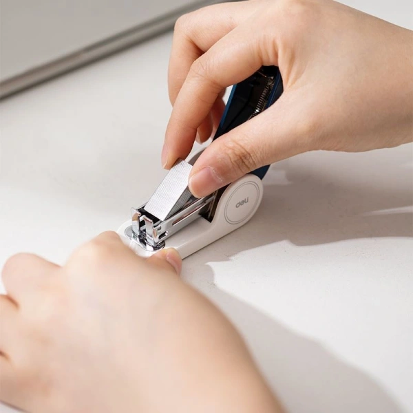 Степлер мини Deli EK203-GR EK203 24/6 26/6 (15листов) встроенный антистеплер зеленый 15скоб металл/п