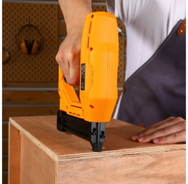 Степлер электрический Deko DKES600 скобы тип 18Ga: 15-25мм гвозди тип 300: 15-32мм