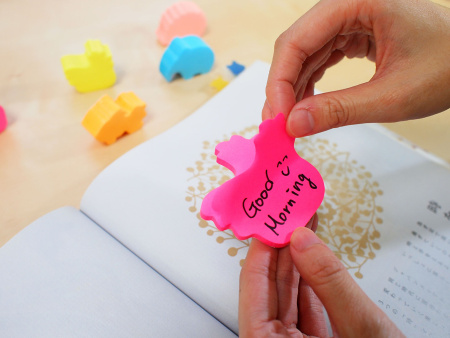 Блок самоклеящийся бумажный Stick`n 21780 50лист. фиолетовый 1цв.в упак. "слон"