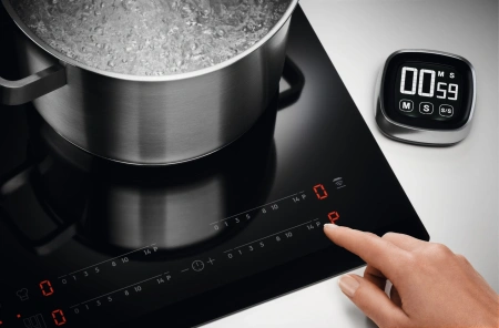 Индукционная варочная поверхность Electrolux EIT61443B черный