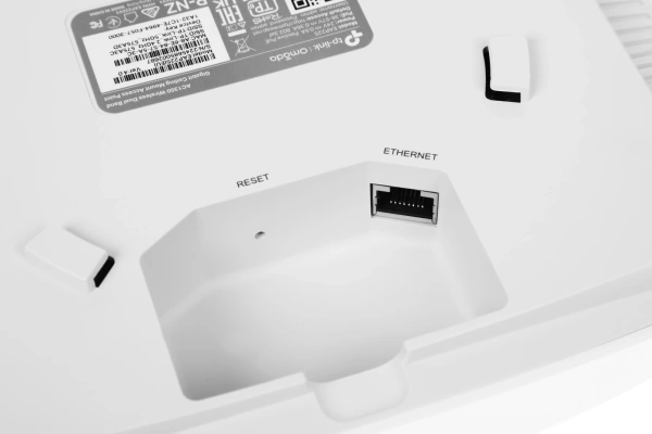 Точка доступа TP-Link EAP225 AC1350 10/100/1000BASE-TX белый