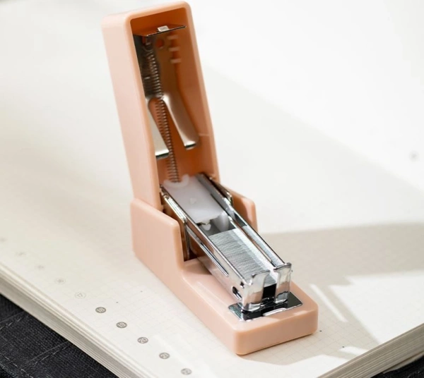 Степлер мини Deli ENS083WHITE ENS083 Linfini N10 24/6 (15листов) белый 15скоб металл/пластик блистер