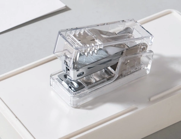 Степлер мини Deli ENS083F Nusign 24/6 26/6 (12листов) прозрачный 100скоб пластик