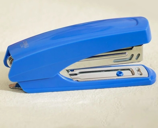 Степлер Deli E0238Sblue N10 (15листов) встроенный антистеплер синий 50скоб закрытый коробка