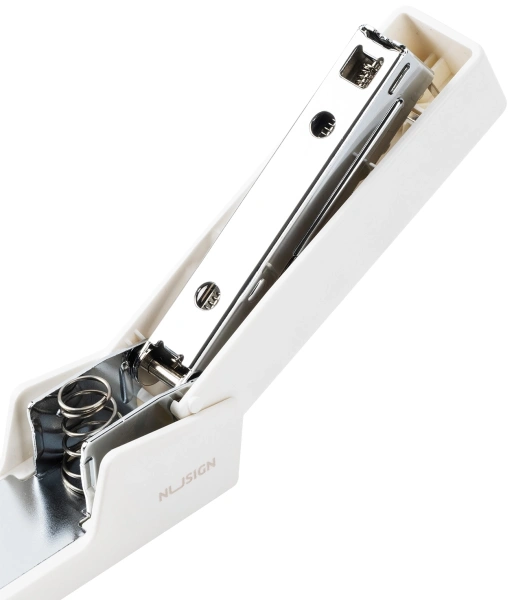 Степлер Deli ENS084 Nusign 24/6 26/6 (20листов) белый 100скоб коробка