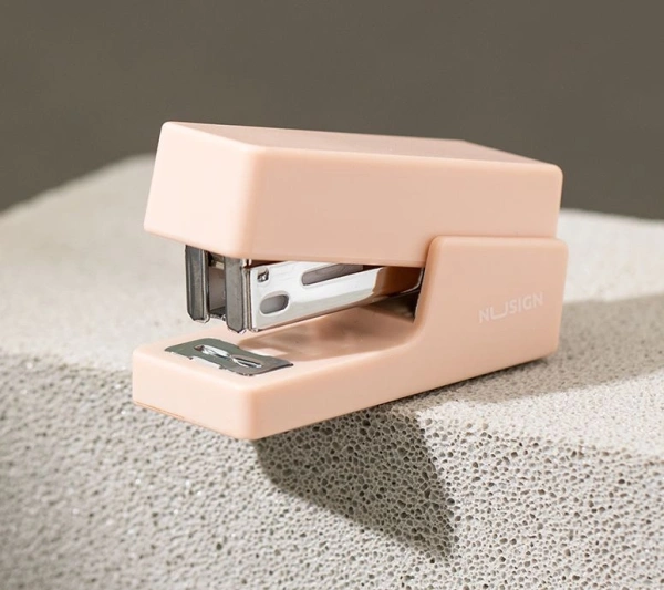 Степлер мини Deli ENS083PINK ENS083 Linfini N10 24/6 (15листов) розовый 15скоб металл/пластик блисте